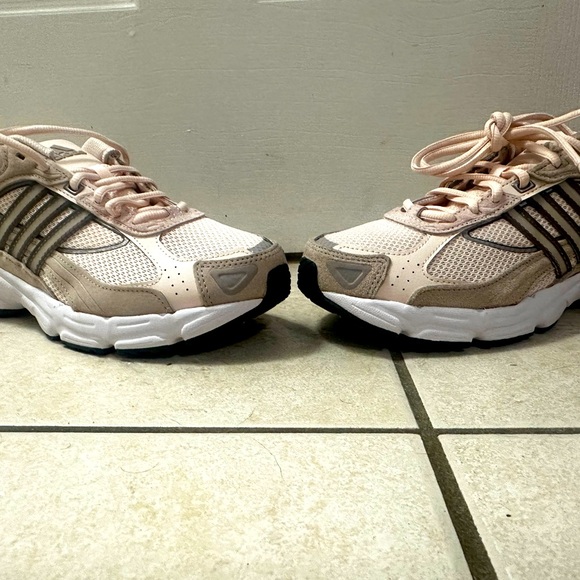 Shoes - Adidas Response CL W